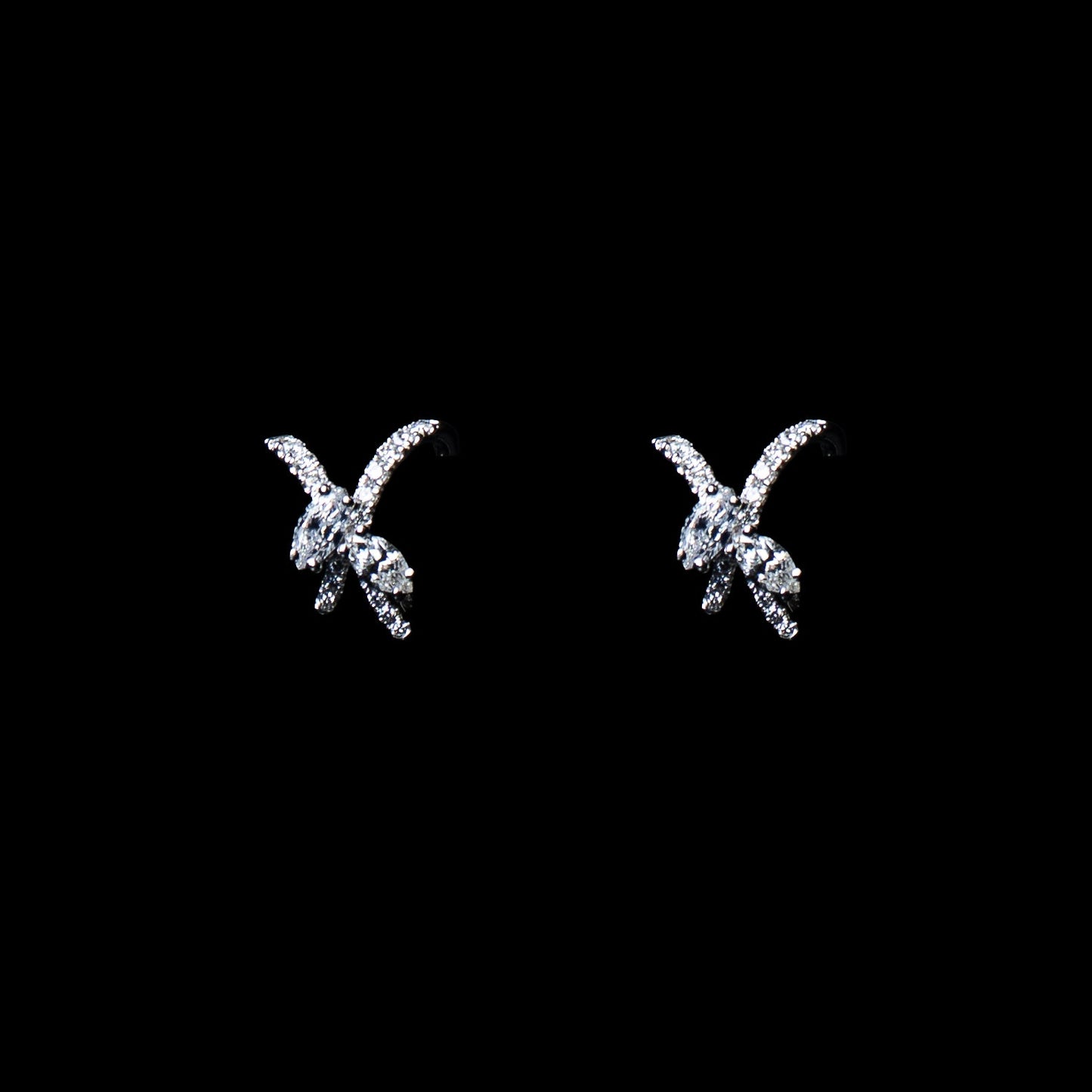 18K White Gold Natural Diamond Claw Earrings